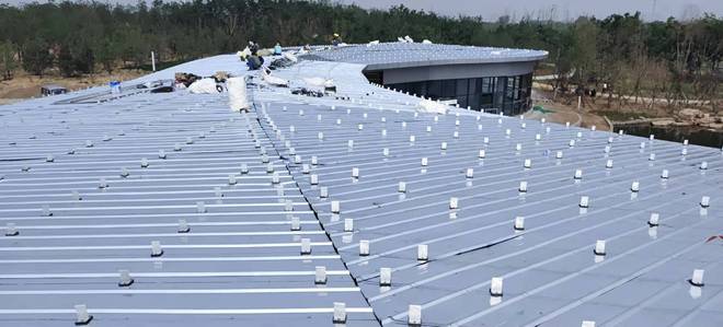 鋁鎂錳屋面板會被大風(fēng)掀翻？抗風(fēng)夾具是關(guān)鍵